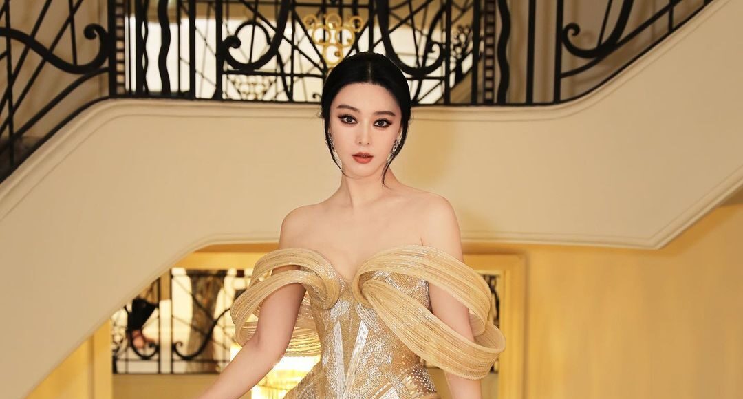 Phạm Băng Băng phối đầm xuyên thấu đính cườm với túi Jimmy Choo. Ảnh: Fanbingbingbar