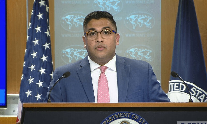 Phát ngôn viên Bộ Ngoại giao Mỹ Vedant Patel trong cuộc họp báo ngày 27/3. Ảnh: AFP