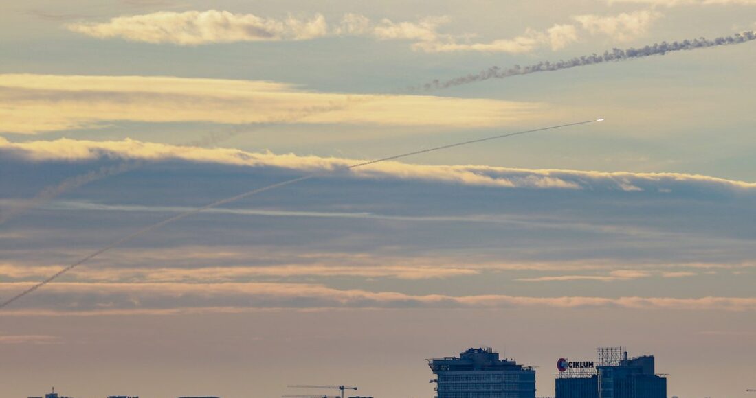 Phòng không Ukraine khai hỏa đối phó đòn tập kích của Nga nhằm vào Kiev cuối tháng 12/2022. Ảnh: AFP