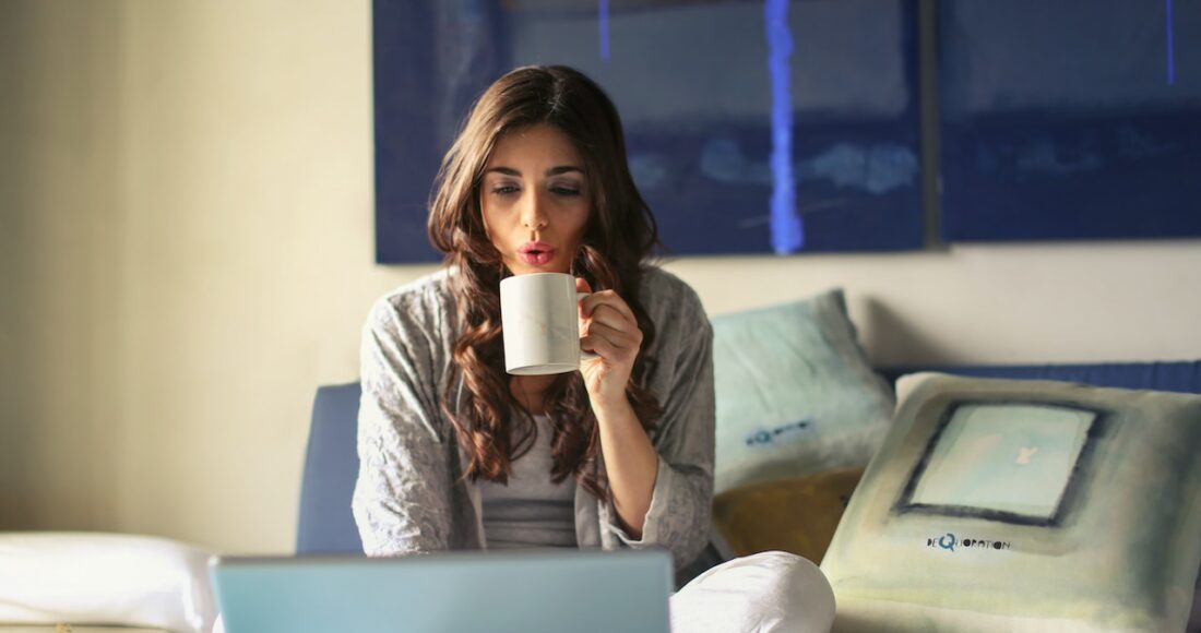 Những thứ liên quan đến công việc như laptop, giấy tờ không nên để trong phòng ngủ vì có thể gây mất tập trung và giảm chất lượng giấc ngủ. Ảnh: iStock