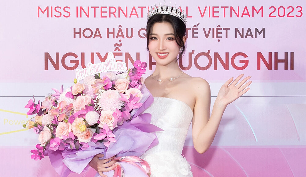 Phương Nhi mặc đầm tôn dáng của Lê Thanh Hòa tại sự kiện. Ảnh: Sen Vàng