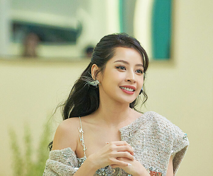 Chi Pu, 30 tuổi, đang ở tỉnh Hồ Nam để luyện thanh, vũ đạo cùng 32 đồng nghiệp từ nhiều quốc gia, vùng lãnh thổ như Trung Quốc, Hàn Quốc, Mỹ, Nga, Nhật, Đức, Hong Kong, Đài Loan. Các người chơi biểu diễn cá nhân và tập thể, những người đạt điểm cao nhất từ giám khảo sẽ hội tụ thành ban nhạc mới. Sau tập đầu tiên phát sóng hôm 5/5, Chi Pu lọt vào top tám người được giám khảo chấm điểm cao nhất, cùng các nghệ sĩ như Ella, Amber, Lưu Tích Quân.