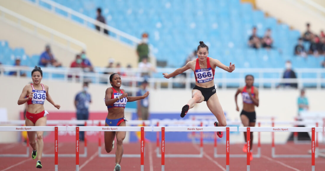 Quách Thị Lan (nhảy trên rào), khi về nhất nội dung 400m rào nữ tại SEA Games 31 trên sân Mỹ Đình, Hà Nội chiều 17/5/2022. Ảnh: Đức Đồng