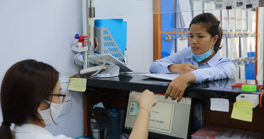 Người dân đến làm thủ tục hành chính tại Bộ phận tiếp nhận và trả hồ sơ hành chính khu vực 2, TP Thủ Đức, TP HCM, tháng 1/2021. Ảnh: Quỳnh Trần