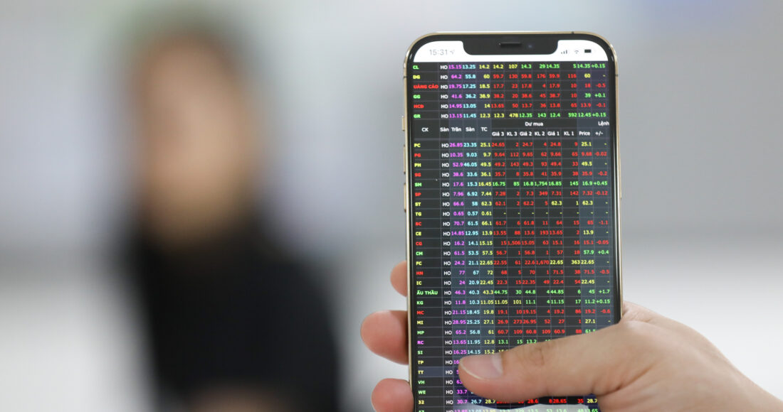 Nhà đầu tư đang theo dõi thị trường chứng khoán tại một sàn giao dịch quận 1, tháng 3/2021. Ảnh: Quỳnh Trần