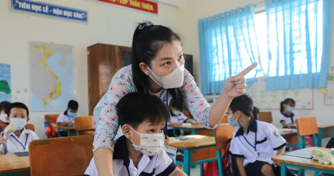 Giáo viên trường tiểu học Thạnh An (xã đảo Thạnh An, huyện Cần Giờ, TP HCM) ngày 20/10/2021. Ảnh: Quỳnh Trần