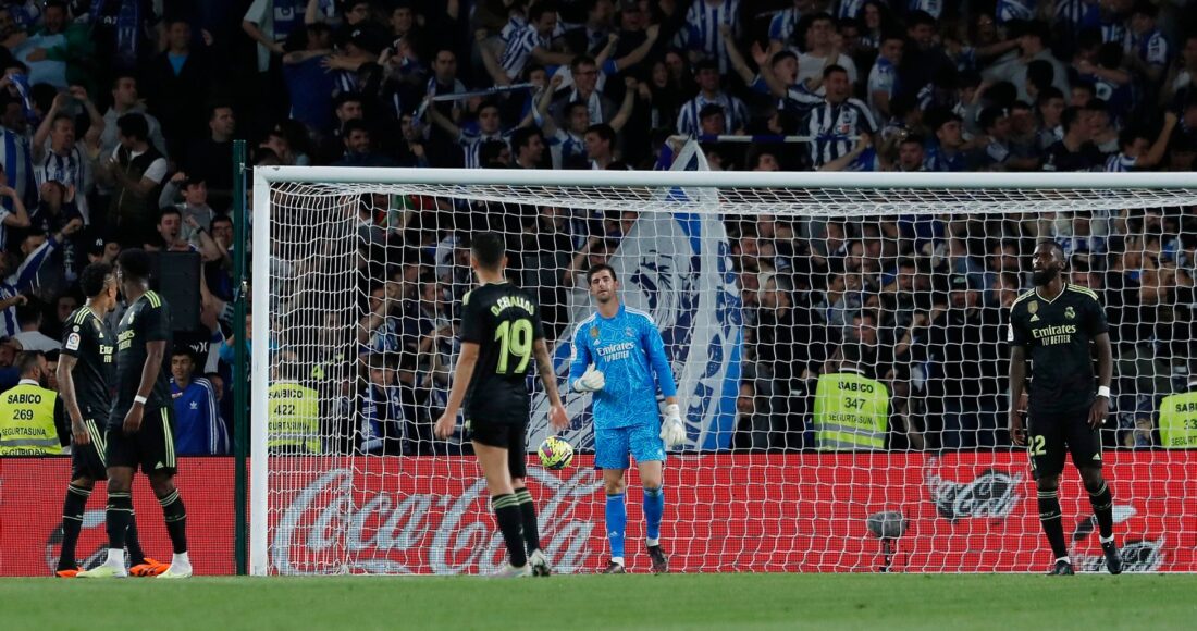 Thủ môn Courtois và các đồng đội thất thần sau bàn thua thứ hai trên sân Anoeta ngày 2/5. Ảnh: AS