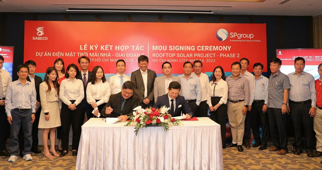 Đại diện Sabeco và SP ký kết biên bản hợp tác để triển khai lắp đặt hệ thống năng lượng mặt trời tại các nhà máy của Sabeco trong năm 2023, sáng 15/5 tại TP HCM. Ảnh: Sabeco