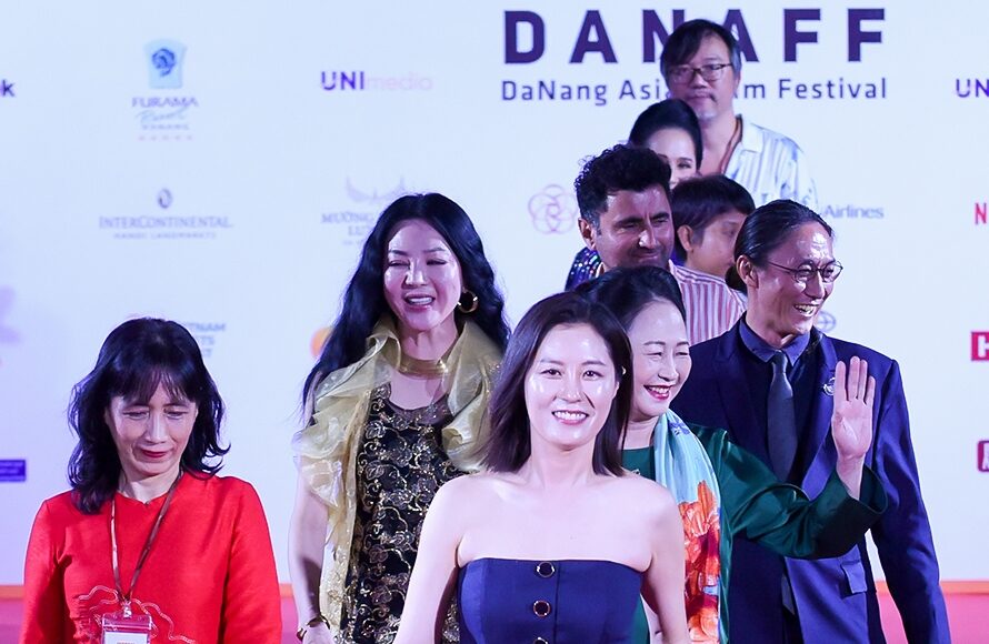 Thay ảnh thảm đỏ khai mạc liên hoan phim