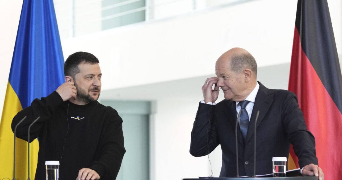 Thủ tướng Đức Olaf Scholz (phải) và Tổng thống Ukraine Zelensky tại họp báo chung ở Berlin ngày 14/5. Ảnh: AFP