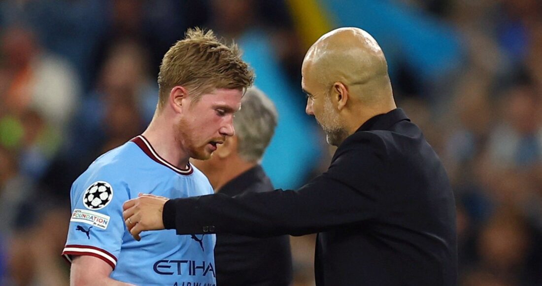 De Bruyne và Guardiola làm lành ngay trên sân, sau khi HLV Man City rút tiền vệ người Bỉ ra gần cuối hiệp hai trận bán kết lượt về Champions League trên sân Etihad ngày 17/5. Ảnh: Reuters