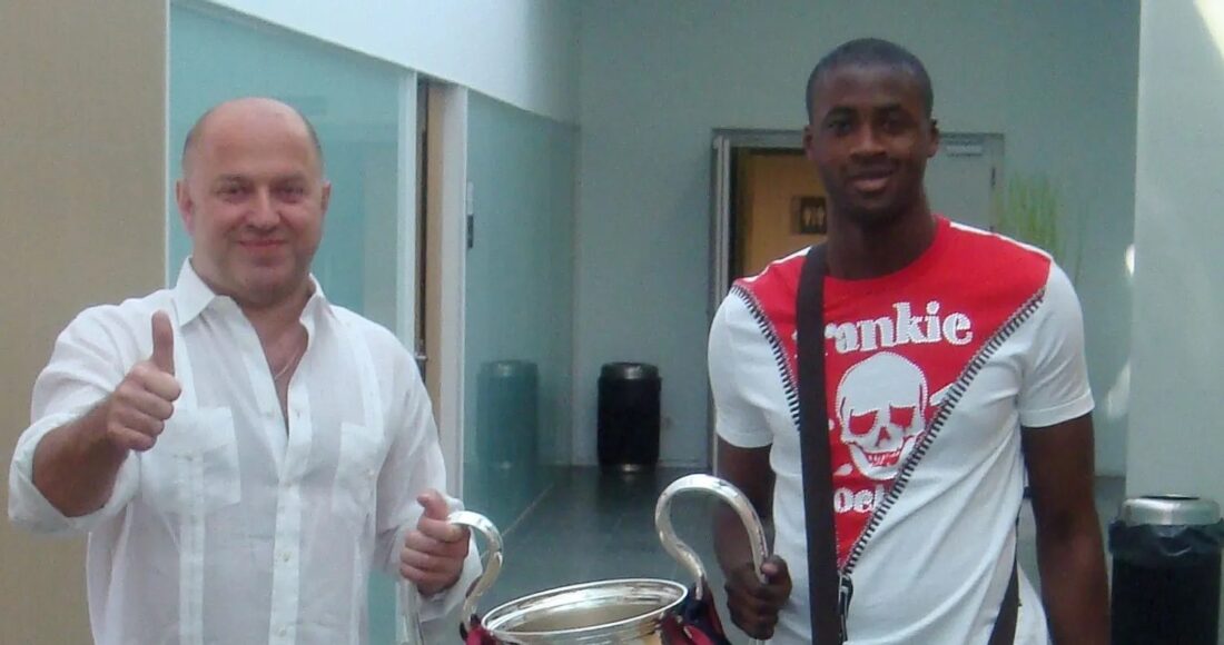 Seluk (trái) và Toure mừng Cup vô địch Champions League mà tiền vệ Bờ Biển Ngà đoạt được trong màu áo Barca năm 2009. Ảnh: Sunsport