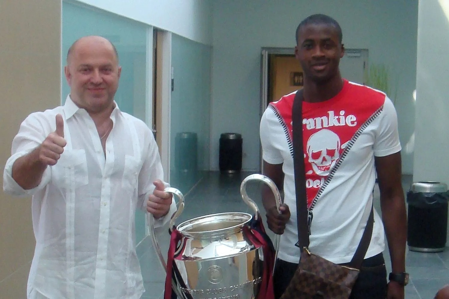 Seluk (trái) và Toure mừng Cup vô địch Champions League mà tiền vệ Bờ Biển Ngà đoạt được trong màu áo Barca năm 2009. Ảnh: Sunsport