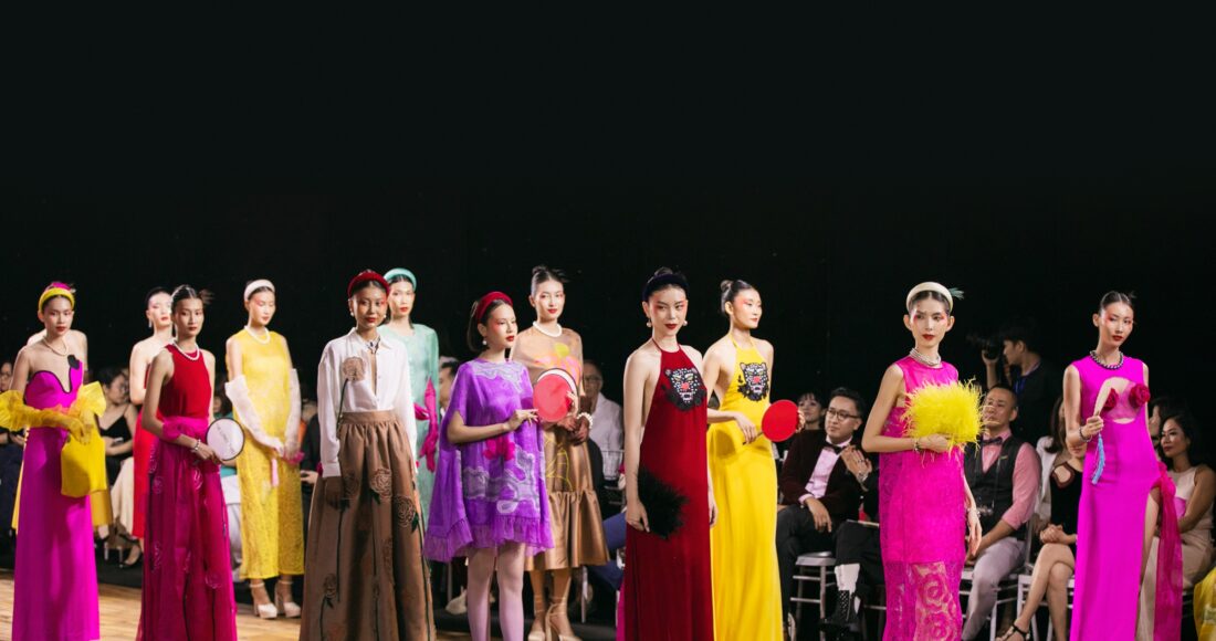 Nhà mốt mang đến không gian thời trang gắn với nghệ thuật truyền thống tại show diễn, tối 24/5. Hà Linh Thư lấy cảm hứng nghệ thuật chèo với nhân vật chính là Thị Mầu, từng xuất hiện trong thơ văn, hội họa, âm nhạc, để thực hiện bộ sưu tập.