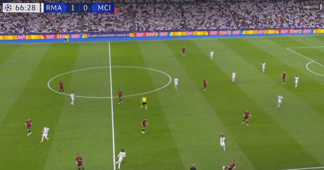 Bernardo Silva khống chế bóng trong tình huống dẫn đến bàn gỡ 1-1 của De Bruyne cho Man City. Ảnh: chụp màn hình