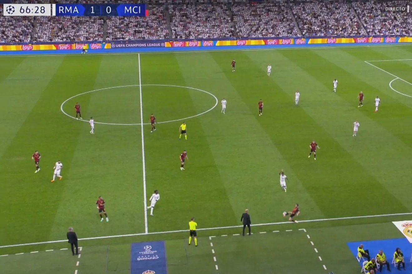 Bernardo Silva khống chế bóng trong tình huống dẫn đến bàn gỡ 1-1 của De Bruyne cho Man City. Ảnh: chụp màn hình