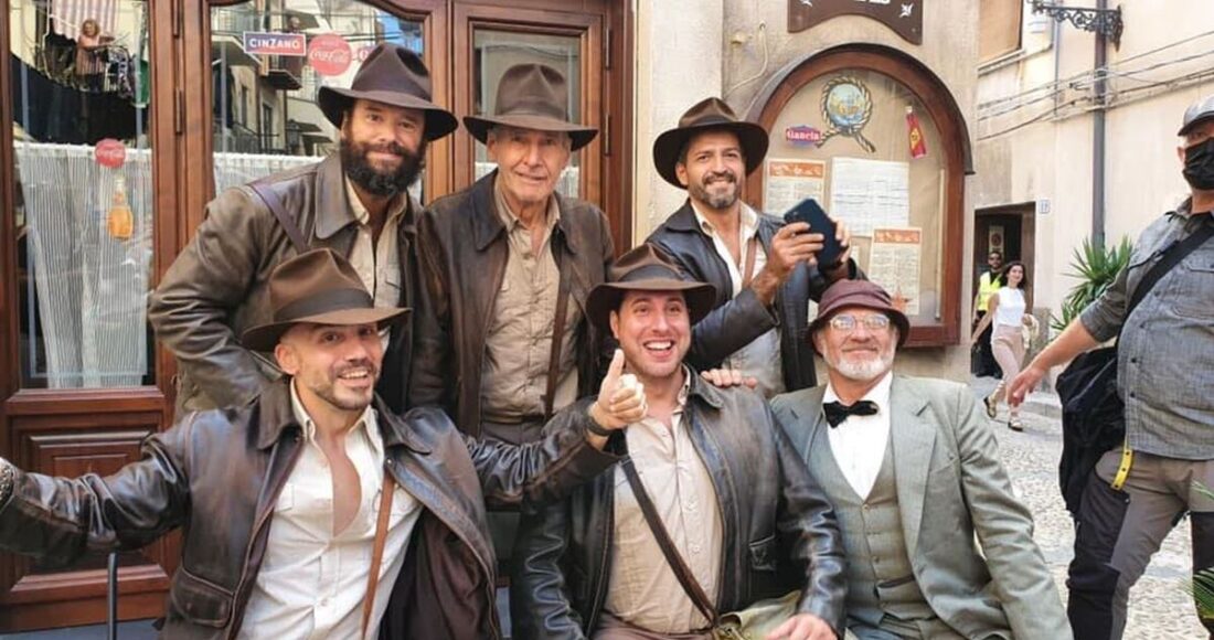 Harrison Ford (hàng trên, giữa) chụp ảnh cùng một số diễn viên khác khi ghi hình Indiana Jones 5, năm 2021. Ảnh: Pasquale Marsella