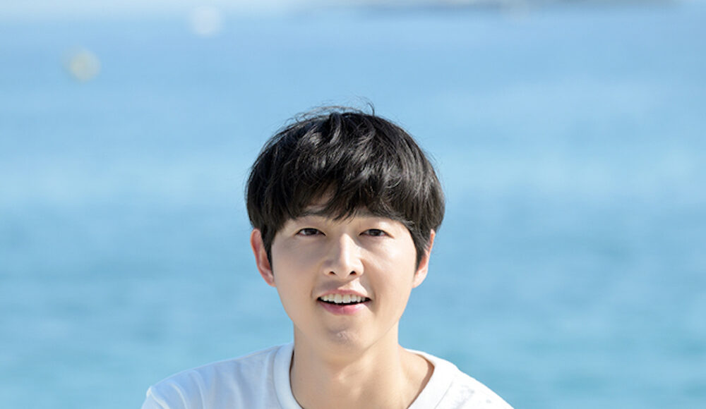 Joong Ki chụp hình ở Cannes, Pháp. Ảnh: Newsen