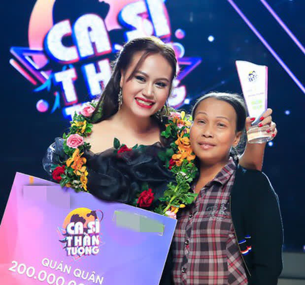 Ca sĩ Kim Loan cổ vũ con gái Sofia trong đêm chung kết Ca sĩ thần tượng năm 2018. Ảnh: THVL
