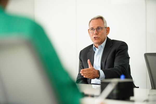 CEO Suzano Walter Schalka trong cuộc phỏng vấn với Bloomberg. Ảnh: Bloomberg