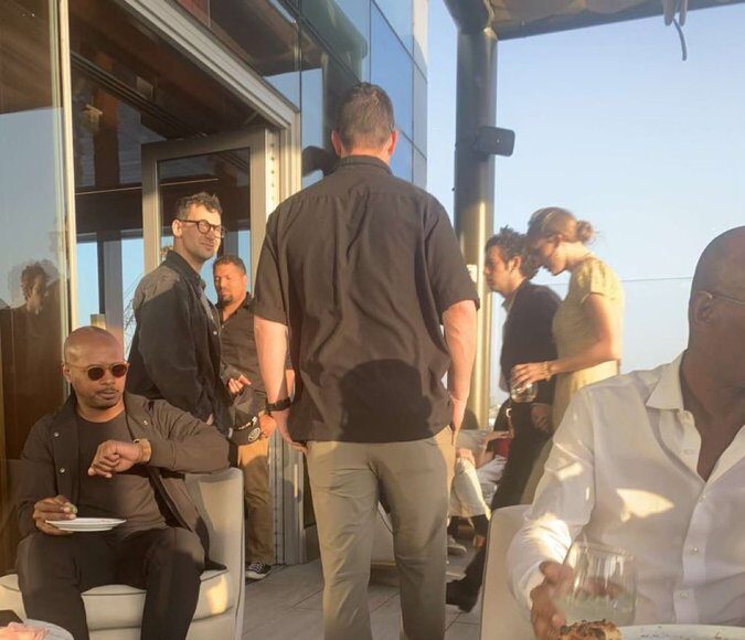 Swift và Healy (góc phải) nắm tay bước vào khách sạn. Ảnh: Instagram @emilyadorestay