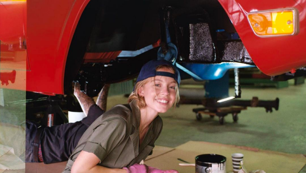 Sweeney thay bánh xe tại gara. Ảnh: Instagram Sydney Sweeney