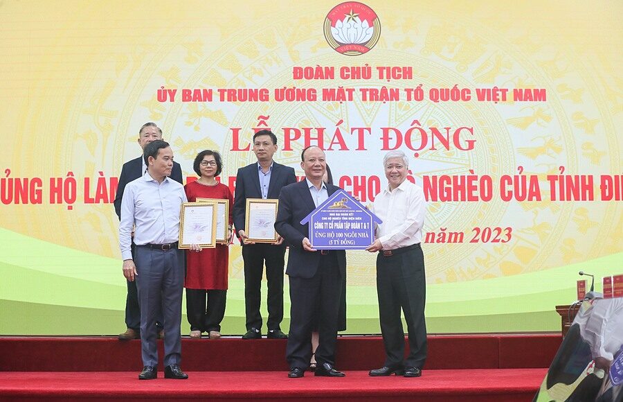 Ông Nguyễn Tất Thắng (đứng giữa) - Chủ tịch HĐQT Tập đoàn T&T Group trao tặng hỗ trợ cho hộ nghèo tỉnh Điện Biên. Ảnh: T&T Group