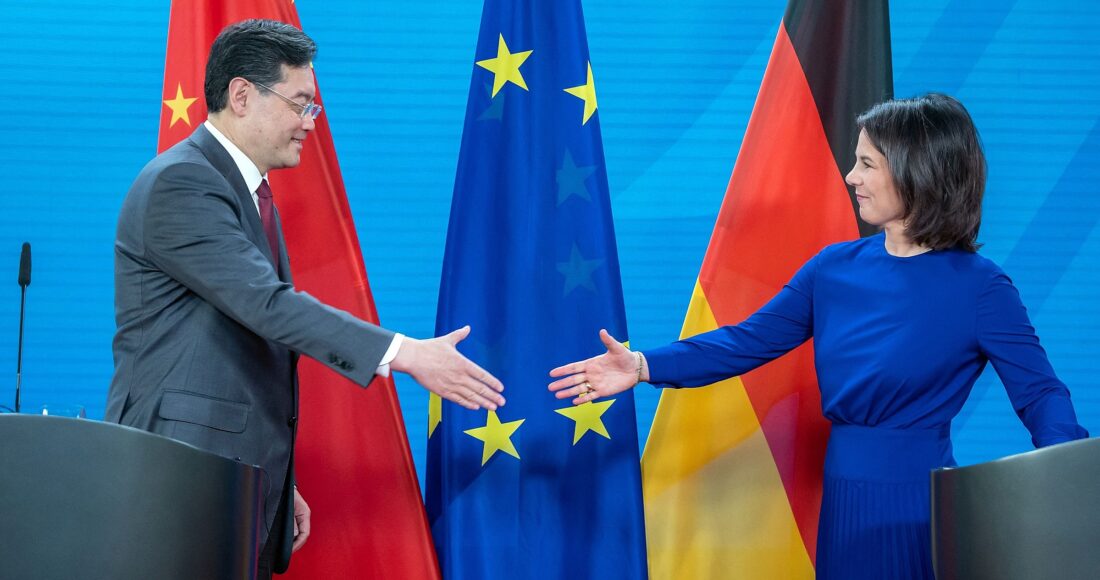 Ngoại trưởng Trung Quốc Tần Cương (trái) và Ngoại trưởng Đức Annalena Baerbock tại Berlin ngày 9/5. Ảnh: Reuters