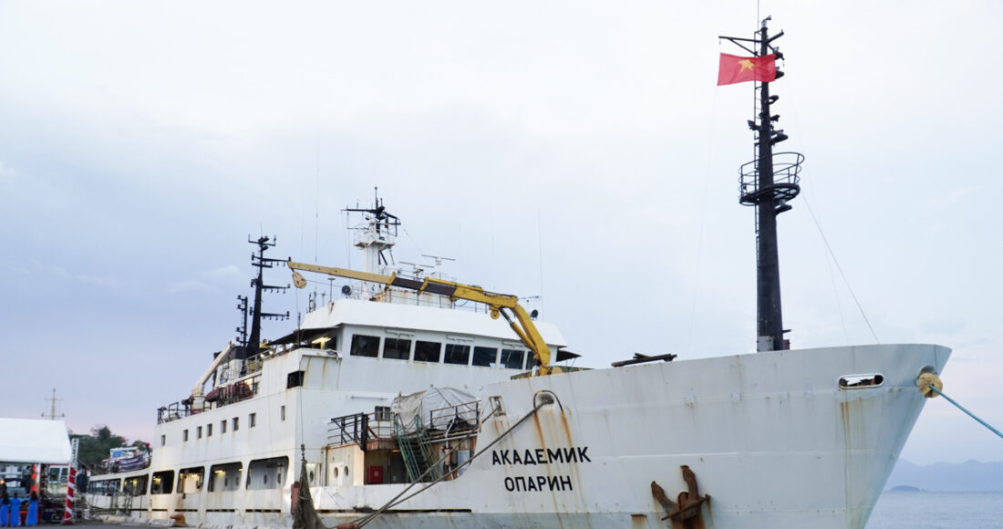 Tàu Viện sĩ Oparin cập cảng Nha Trang, ngày 17/5. Ảnh: Bùi Toàn