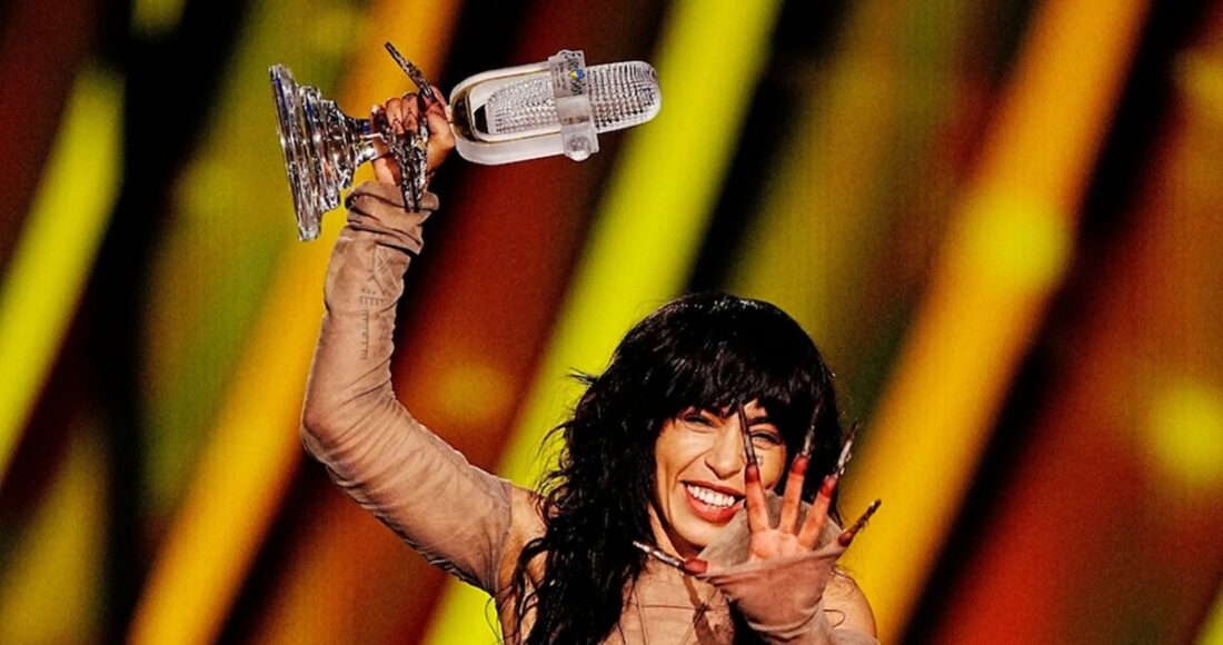 Loreen nâng cup chiến thắng tối 13/5. Ảnh: PA