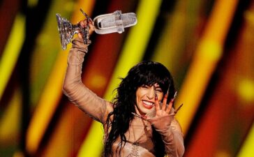 Loreen nâng cup chiến thắng tối 13/5. Ảnh: PA