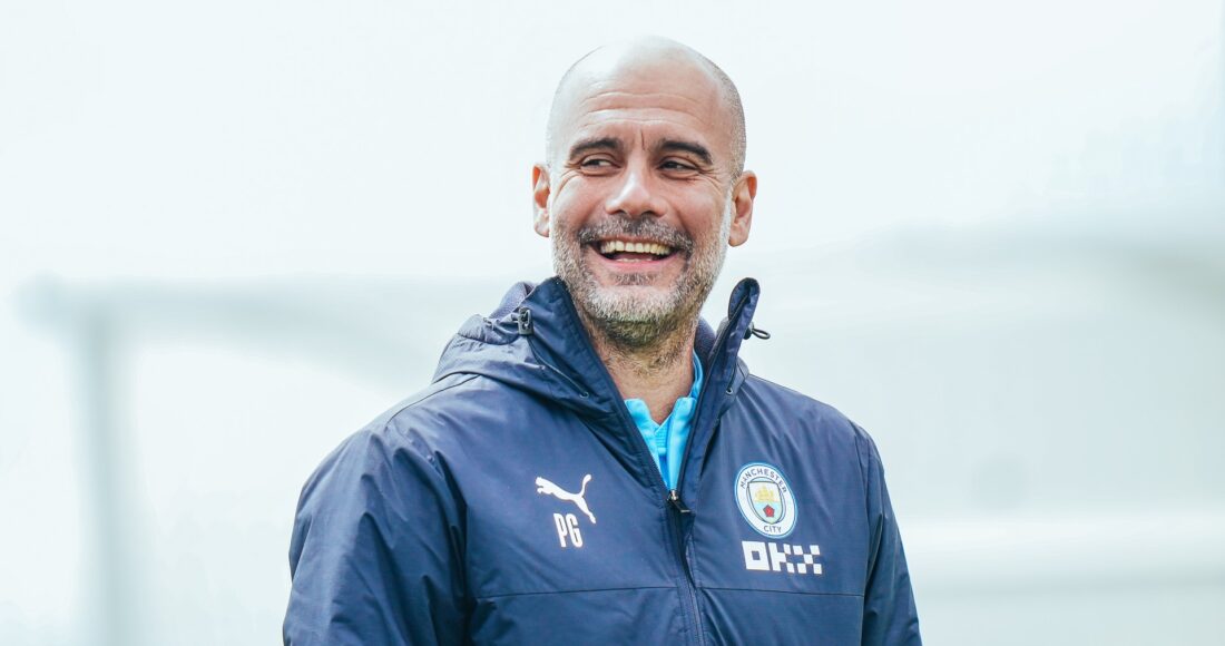 Guardiola trên sân tập Man City. Ảnh: mancity.com