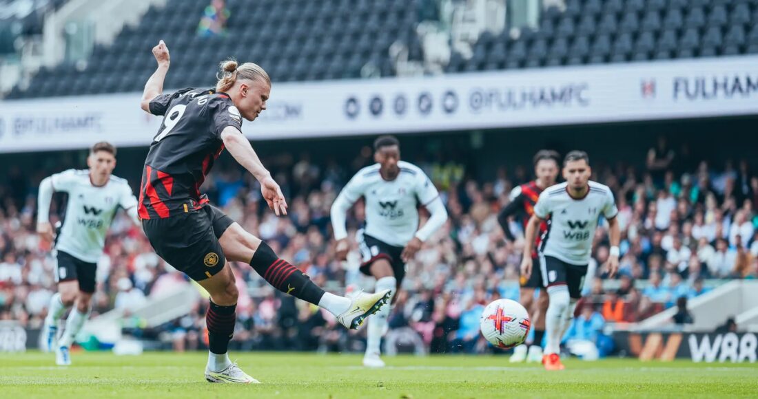 Haaland đá phạt đền ghi bàn trong trận Man City thắng West Ham ở vòng 34 Ngoại hạng Anh ngày 30/4. Ảnh: mancity.com