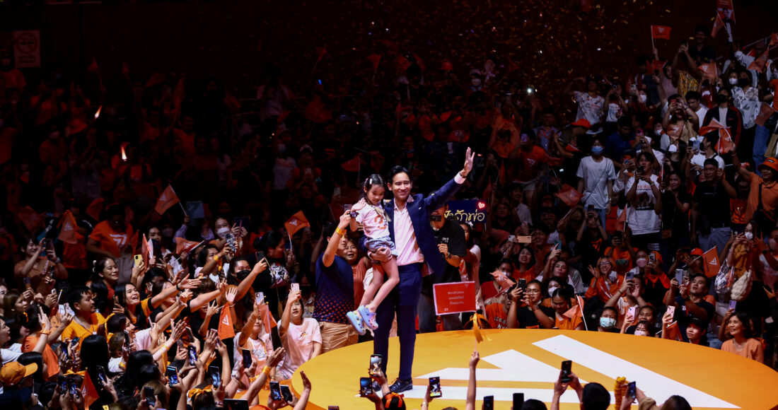 Pita Limjaroenrat, lãnh đạo đảng Move Forward và là ứng viên thủ tướng, được vây quanh với đông đảo người ủng hộ là cử tri trẻ tuổi, tại sự kiện ngày 12/5 ở Bangkok. Ảnh: AFP