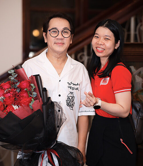 Thành Lộc chụp hình cùng khán giả trong đêm hòa nhạc tối 6/5. Ảnh