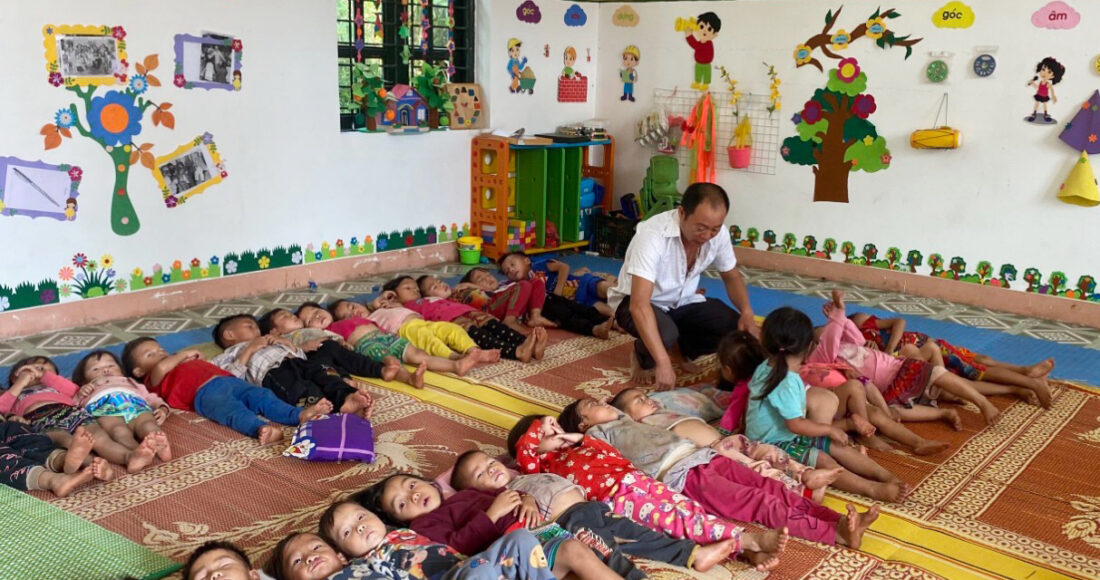 Thầy Bàn Văn Đức 12 năm căm bản tại điểm trường mầm non Chuyên Gia 3 thuộc Trường mầm non Nậm Kè (huyện Mường Nhé, tỉnh Điện Biên). Ảnh: Ngọc Thành