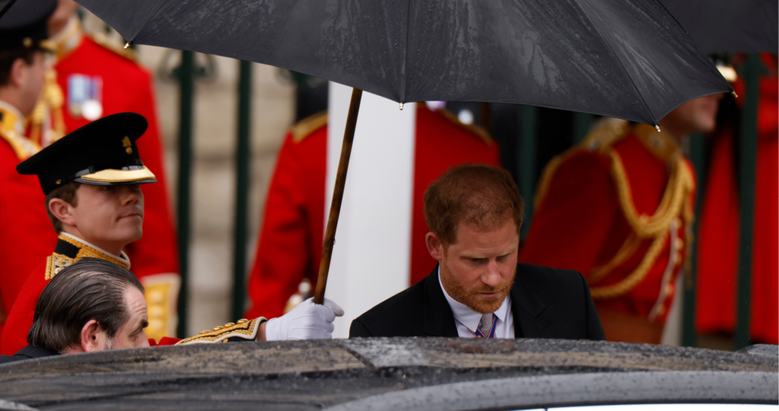 Hoàng tử Harry rời Tu viện Westminster sau nghi thức đăng quang của Vua Charles III ngày 6/5. Ảnh: AFP