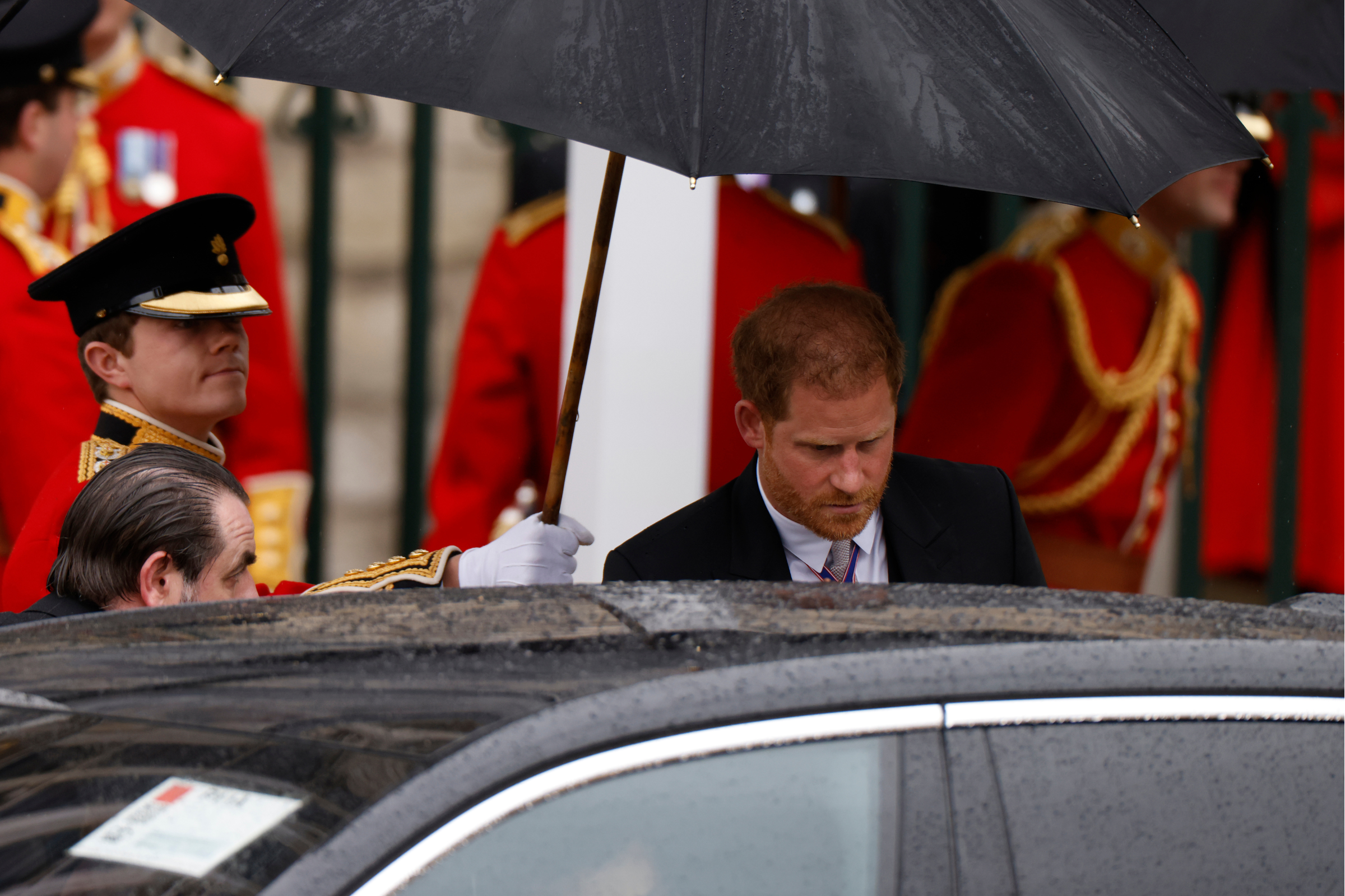 Hoàng tử Harry rời Tu viện Westminster sau nghi thức đăng quang của Vua Charles III ngày 6/5. Ảnh: AFP