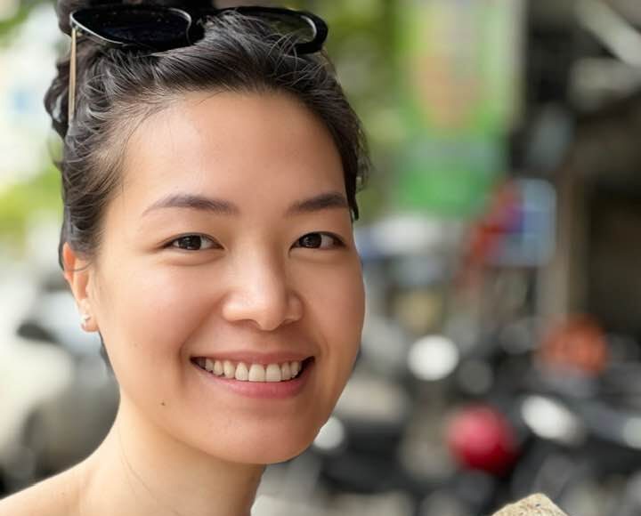 Hoa hậu Trần Thị Thùy Dung thưởng thức mỳ quảng tại Đà Nẵng, hôm 12/5. Ảnh: Nhân vật cung cấp