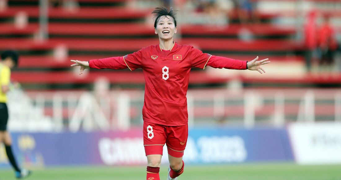 Trần Thị Thùy Trang ăn mừng sau khi ghi bàn giúp đội tuyển bóng đá nữ Việt Nam thắng Myamar 3-1 tại vòng bảng bóng đá nữ Seagame 32. Ảnh: Đức Đồng