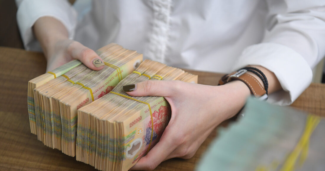 Giao dịch tiền mặt tại chi nhánh một ngân hàng thương mại ở Hà Nội. Ảnh: Giang Huy