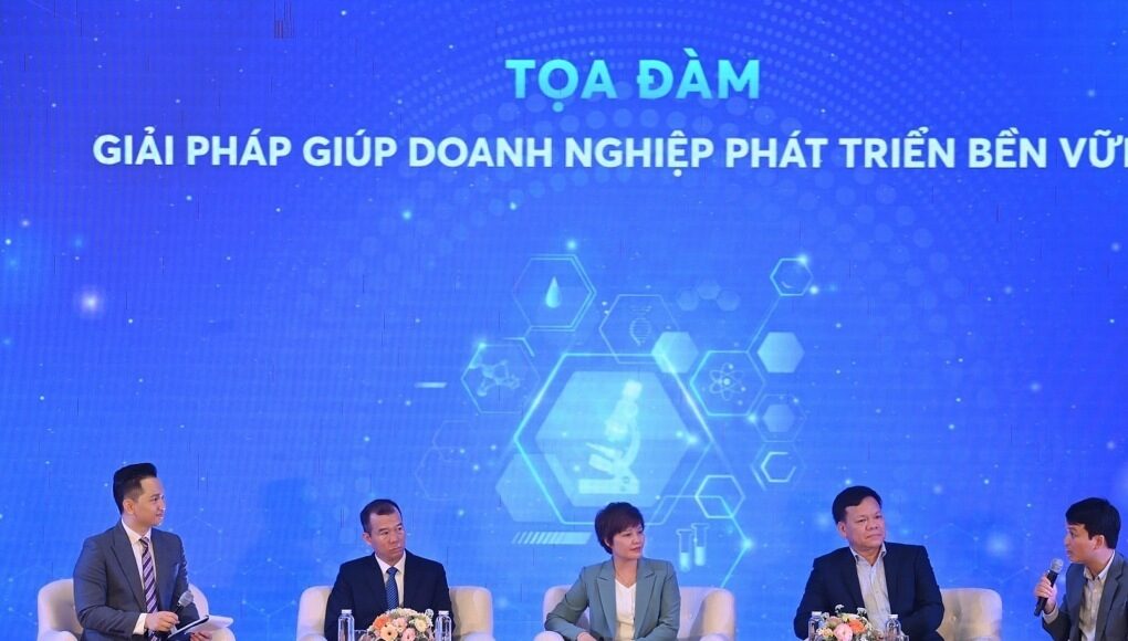 Các chuyên gia và nhà khoa học chia sẻ tại tọa đàm. Ảnh: Giang Huy
