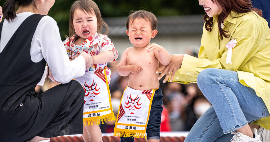 Hai em bé tham gia lễ hội trẻ em khóc ở đền Sensoji, thủ đô Tokyo, Nhật Bản ngày 22/4. Ảnh: AFP