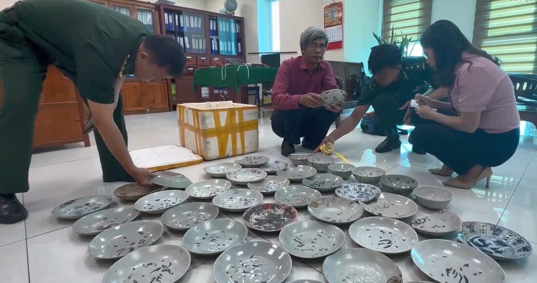 TS Đoàn Ngọc Khôi (áo đỏ) kiểm tra các đĩa gốm cổ. Ảnh: Nguyễn Tánh