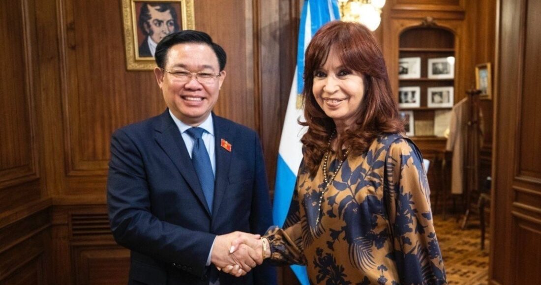 Chủ tịch Quốc hội Vương Đình Huệ (trái) và Chủ tịch Thượng viện, Phó tổng thống Argentina, bà Cristina Fernandez de Kirchner trong cuộc gặp hôm 24/4. Ảnh: TTXVN