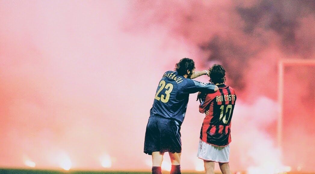 Hai hanh thủ Materazzi và Rui Costa cùng nhau nhìn về phía cơn mưa pháo hoa ném xuống sân San Siro trong lần gần nhất Inter và Milan đụng độ ở bán kết Champions League tròn 20 năm trước.