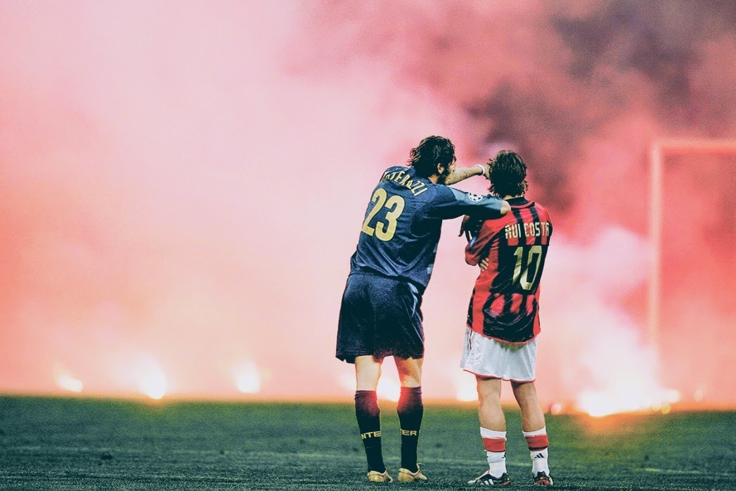 Hai hanh thủ Materazzi và Rui Costa cùng nhau nhìn về phía cơn mưa pháo hoa ném xuống sân San Siro trong lần gần nhất Inter và Milan đụng độ ở bán kết Champions League tròn 20 năm trước.