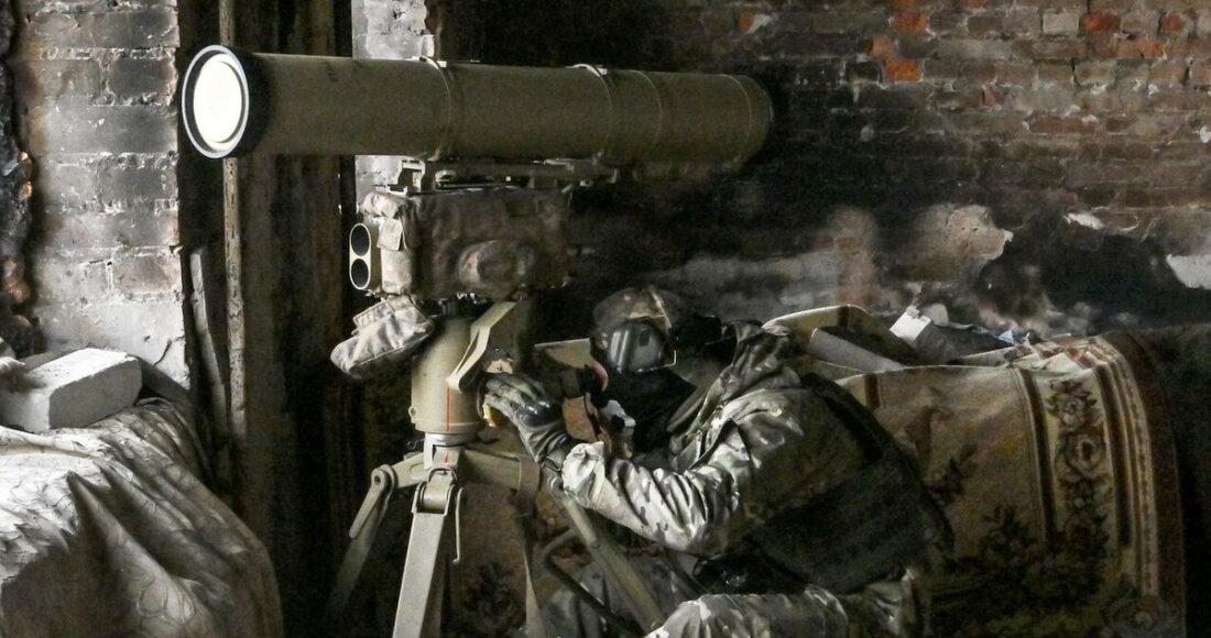 Tay súng Wagner vận hành tên lửa chống tăng dẫn đường tại Bakhmut cuối tháng 4. Ảnh: Ria Novosti