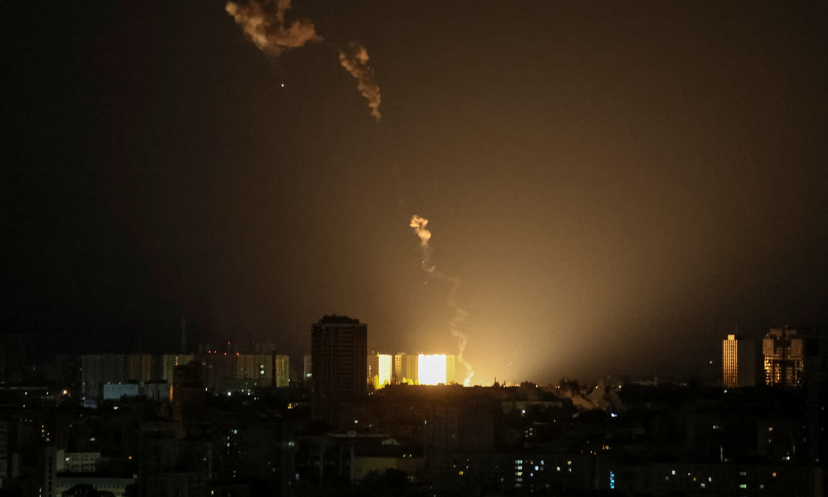 Khói lửa bốc lên tại Kiev trong đòn không kích hôm 8/5. Ảnh: Reuters