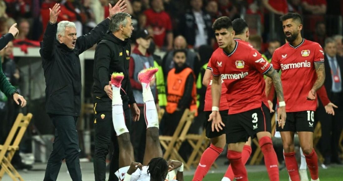 Mourinho chỉ đạo Roma ở trận hòa 0-0 trên sân Leverkusen. Ảnh: AFP
